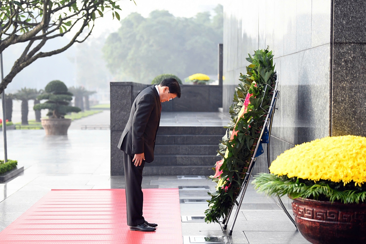 Top Lao leader pays tribute to President Ho Chi Minh in Hanoi